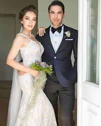 Neslihan Atagul Un Goz Alici Gelinligi Ozmoda Wedding Dresses Wedding Couple Poses Wedding Poses