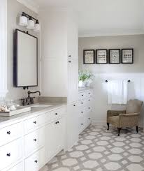 Chic Two Tone Bathroom Design With Two Tone Travertine Tiles Floor White Bathroom Vintage Bathroom Tile Bathroom Inspiration White Bathroom Cabinets