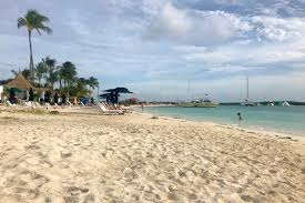 Take in views of palm beach, aruba, or our beachfront resort from your villa's furnished balcony. Arubas Wunderschone Strande Holiday Deluxe