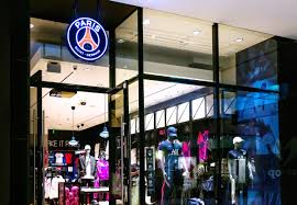 Une grande première pour un club de football européen. Shawn Francis On Twitter Paris Saint Germain Has Become The First Ever European Football Club To Open A Permanent Retail Store In The Us New La Boutique Features Everything From Recent Jordan Jersey
