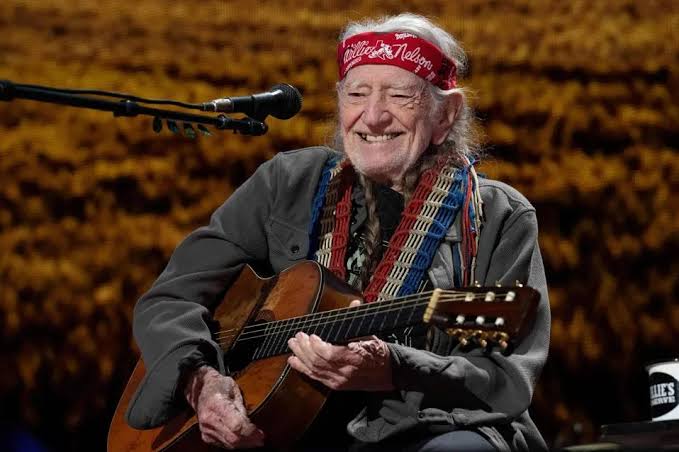Willie Nelson lập thêm kỷ lục mới ở tuổi 91