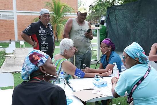 La Presidenta (E) @delcyrodriguezv recorrió campamentos transitorios con  más de 250 personas atendidas en La Guaira.