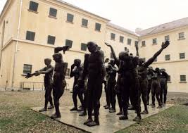 Memorialul victimelor comunismului și al rezistenței, o rană sângândă care nu are voie să se cicatrizeze vreodată… dacă răsfoim orice ghid turistic al maramureşului, nu poate fi trecut cu vederea muzeul de la sighet. Programul De Vizitare A Muzeului Memorial De La Sighet Memorialul Victimelor Comunismului Si Al RezistenÅ£ei