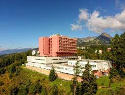 V blízkosti hotela je nástupná stanica kabínkovej lanovky na skalnaté pleso s možnosťou prestupu. Hotel Sorea Trigan Strbske Pleso Vysoke Tatry Travelguide Sk