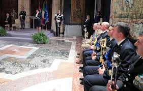 Aveva precedentemente ricoperto il ruolo di capo ufficio generale del capo di stato maggiore della difesa. Forze Armate Al Quirinale La Consegna Delle Onorificenze Dell Omi Difesa Online