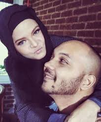 Jarang Disorot, 9 Potret Harmonis Penyanyi Terry & Suami