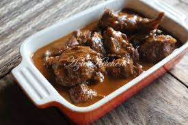 Bu mutfağı hazırlamak için kullanılan ana malzemeler sığır etidir (malayca: Kerutuk Daging Azie Kitchen