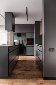 offene kuche im wohnzimmer mit holzboden schwarzen kuchengeraten dunkelgrauen kuchenschranken decken moderne graue kuche kuche und wohnzimmer moderne kuche