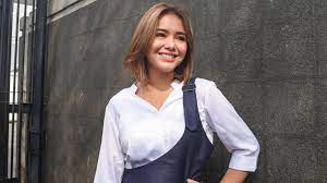 Gaya model rambut ini, biasanya memiliki rambut yang panjang, potongan rambutnya pun belah tengah dan gaya rambut ini sangat cocok bagi kalian yang memiliki rambut panjang. Inilah 5 Ide Gaya Rambut Pendek Ala Artis Yang Menawan