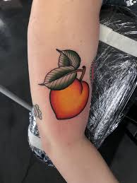 Pfirsich Tatowierungs Ideen Zum Der Nationalen Zu Feiern Essen Einen Pfirsich Tag Beste Tattoo Ideen Peach Tattoo Tattoos Fruit Tattoo