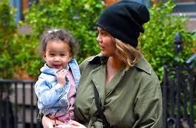 Un incroyable sens du rythme. Watch John Legend Says Luna Has Chrissy Teigen S Sense Of Humour From These Adorable Videos We Totally Get That Parent