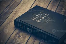 Biblia Na Mesa De Madeira 951551 Foto De Stock No Vecteezy
