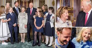 Kongeparet og kronprinsfamilien pynter stort pepperkakehus i slottets festsal og ønsker alle en riktig god jul. 8 Bilder Som Viser Hvorfor Vi Elsker Kongefamilien