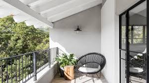 Selain sebagai pemisah ruangan antara interior dan eksterior yang lebih prifasi, desain balkon minimlais akan dapat memberikan kesan mewah dan elegan meskipun dengan desain yang sederhana. Inspirasi 6 Desain Balkon Untuk Hunian Minimalis 2019