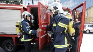 Στο σημείο επιχειρούν 16 πυροσβέστες με 8 οχήματα. Fwtia Sthn Pallhnh Twra Mononews