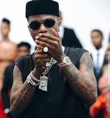 Wizkid don't need no other body, but he put somebody else on the remix of his hit essence, featuring tems: Cvgqhmhi Mjwxm
