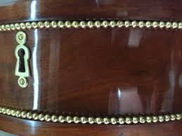 Égrainer la surface du meuble avec la. Comment Nettoyer Entretenir Un Meuble Vernis