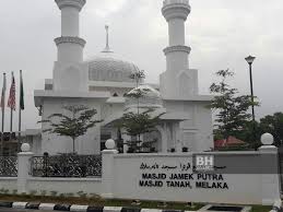 Pada asalnya masjid ini adalah untuk menampong penduduk peneroka tanah rancangan (rkt) sungai merab dalam (rancangan. Melaka Benarkan 100 Jemaah Solat Jumaat Di 7 Masjid