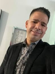 Estad quietos y conoced que Yo Soy Dios- Eso dice el cuadro ↩️ Saludos mi  gente aquí antes de ir a ministrar 🙌