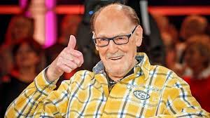 Natürlich hat er mich als kind schon begleitet und unterhalten. Zum 100 Geburtstag Herbert Kofer Der Alteste Aktive Schauspieler Der Welt Mdr De