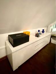 Bei genauerem hinsehen sieht man schlieren auf der. Ikea Besta Burs N Tv Bench White High Gloss Furniture Home Living Furniture Tv Consoles On Carousell