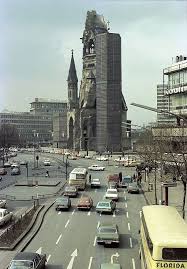 1979 West Berlin Kaiser Wilhelm Gedachtniskirche Von Der Fussgangerbrucke Buderpester Strasse Landesarchiv Berlin Berlin Geschichte Gedachtniskirche Berlin
