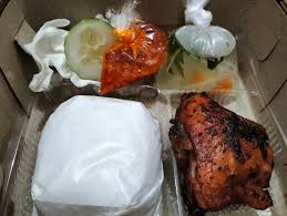 Nasi ayam bakar sayur sop dan gorengan