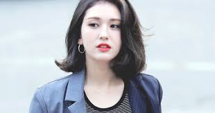 The senior i worked with during somi's commercial said she has a good personality, so i like her more. V Live