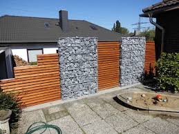 Glasbausteinwand Verkleiden Mit Holz Und Gabionen Bauanleitung Gabionen Sichtschutz Im Freien Gartenecke