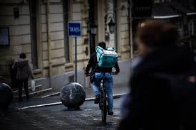 On cherche plusieurs livreurs sur genève et sur le canton de vaud. Plateformes De Livraison Pour Les Mineurs Une Course A L Argent Facile Liberation