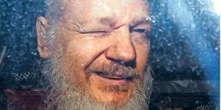 Born 1971, australian editor of wikileaks, a website that published thousands of leaked us diplomatic and military documents collins english. Der Irre Lebensweg Des Wikileaks Grunders Julian Assange