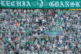 Lechia gdańsk postanowiła znaleźć sposób, aby piłkarze poczuli wsparcie swoich kibiców. Piekny Gest Kibicow Lechii Przekazali Ratownikom Rekawiczki I Plyn Dezynfekujacy Super Express