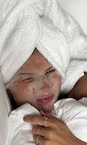 Corrección postural para rejuvenecer el rostro: los gestos que debes cuidar