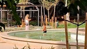 Piscina urbana contra el calor en Palma: una madre equipa a su hijo con bañador y lo mete a nadar en una fu...