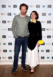 Stage and screen actor helen mccrory, who is known for her roles in harry potter and the bbc series peaky blinders has died from cancer aged 52, her husband, the actor damian lewis has mccrory, who married lewis in 2007, had died as she lived, the actor said, fearlessly. Peaky Blinders Helen Mccrory Helps Feed Birmingham Nhs Workers With Husband Damian Lewis Birmingham Live