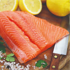 Con la ayuda de unas pinzas de cocina, ve retirando poco a poco las espinas de los lomos de salmón. Truco De Cocina Como Desespinar Un Lomo De Salmon Recetas La Masia