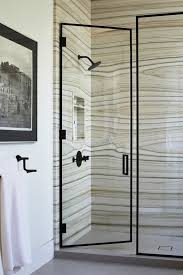 Terdapat dua ruang, untuk toilet dan wastafel dan untuk shower. 6 Inspirasi Kaca Kamar Mandi Untuk Rumah