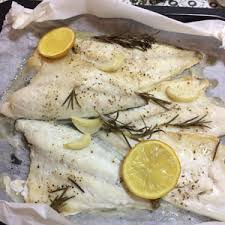 Orata al forno con fette di pomodoro, aglio e limone. Filetti Di Orata Al Cartoccio Ricetta Light Anna E L Equilibrio