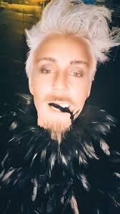 Det är många som undrar:, 'Vad är egentligen en dragking?' 🤔👑, Så låt mig  i all ödmjukhet berätta:, Jag är här för att utbilda., #DragKings #QueerArt