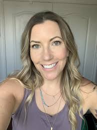 Freelance makeup artist loves pinkflash products