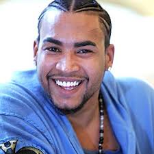 Dale dale, don, dale pa' que se muevan la yales pa' activar los anormales y al que se resbale boster dale, dale entonces tirate bien suelta, como gabete (dale, omar, que estoy suelta como gabete). Don Omar Looking Happy The Brown Planet