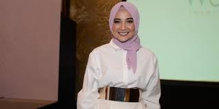 Sebagian besar desain busana muslimnya ditujukan untuk kawula muda. Zaskia Sungkar Berbagi Cerita Awal Mula Bisnis Fashion Miliknya Kapanlagi Com