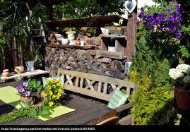Schönes für die terrasse ähnliche tolle projekte und ideen wie im bild vorgestellt findest du auch in unserem magazin. Romantischer Garten Terrasse Dekoration Lizenzfreies Foto 4819604 Bildagentur Panthermedia