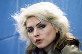 Debbie Harry om när David Bowie blottade sig för henne