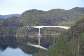 Her kan du oppleve det myke, lune fjordlan. Sandsfjordbrua