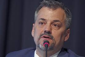 Alaska's unusual House primary draws Palin, Santa, 46 others