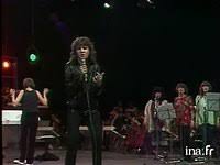 La pluie aussi douce que marlène aussi vache que dietrich elle troue mon bas de laine que je sois riche ou pas riche mais, quand j'en ai ma claque elle essuie mes revers et. Claude Nougaro Et Jimmy Slide La Pluie Fait Des Claquettes Video Ina Fr