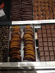 Presentation Des Bonbons De Chocolat Henri Le Roux Food Candy Shop Sausage