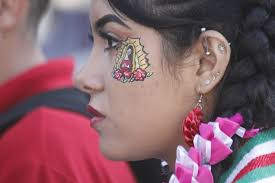 De rodillas, desde lugares lejanos,...