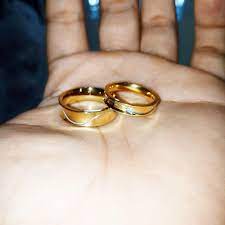 Pada acara tunangan, penyematan cincin berada di jari manis kiri. 44 Gambar Tangan Pasangan Pakai Cincin Tunangan Tiya Gambar